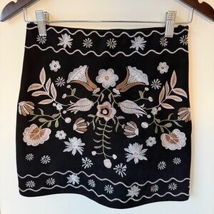🌸 Mi Ami Embroidered Mini Skirt – Size XS 🌸